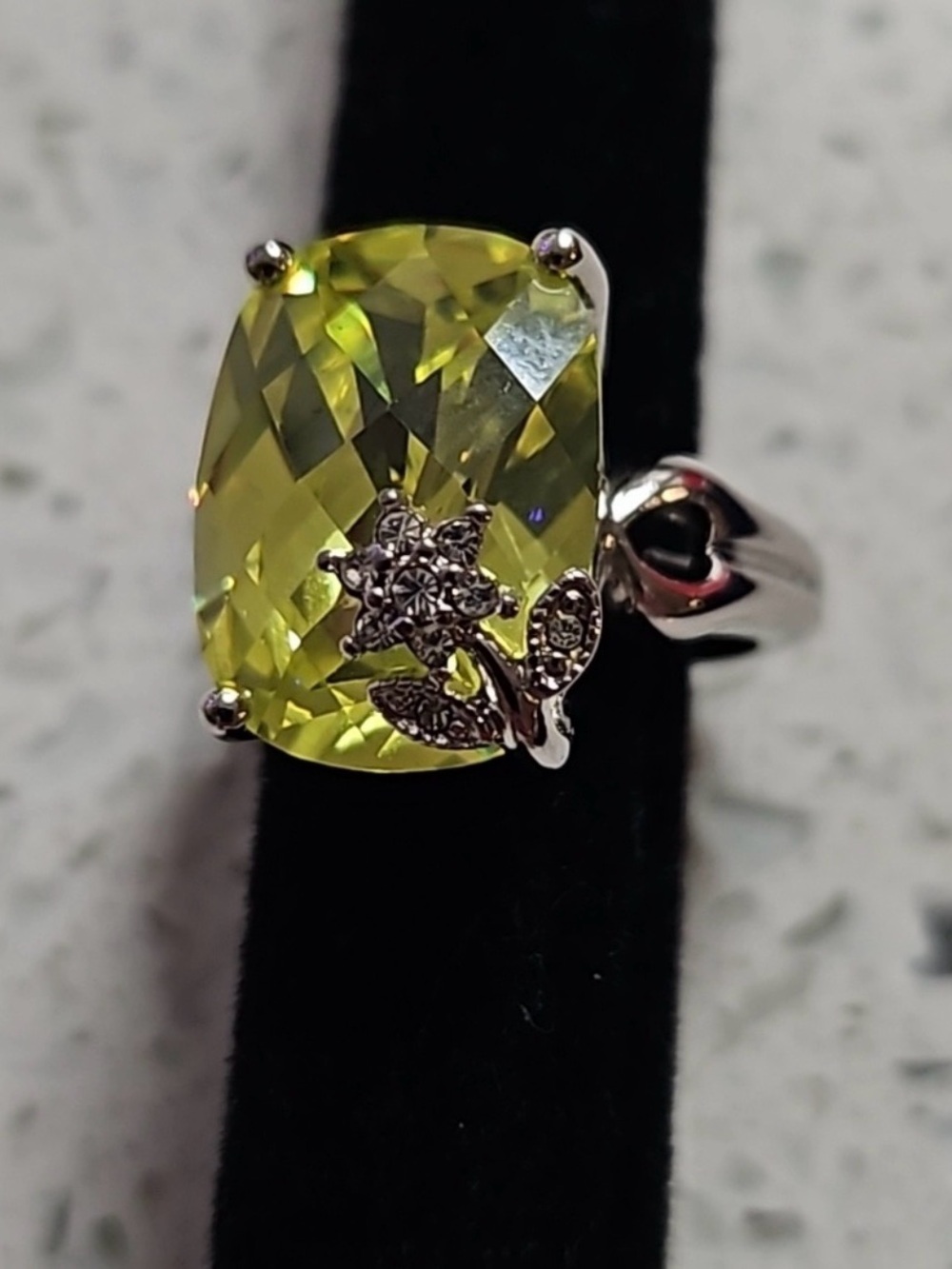 Avon Peridot Sterling Silver Ring Sz 7